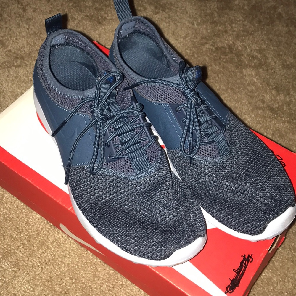 Women’s Nike Juvenate Sneaker TXT- Size 7